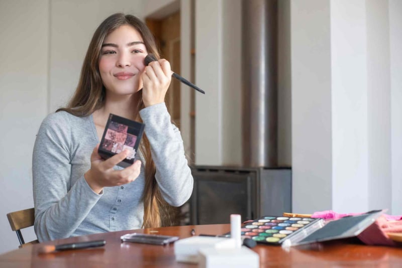 find makeup influencers voer image