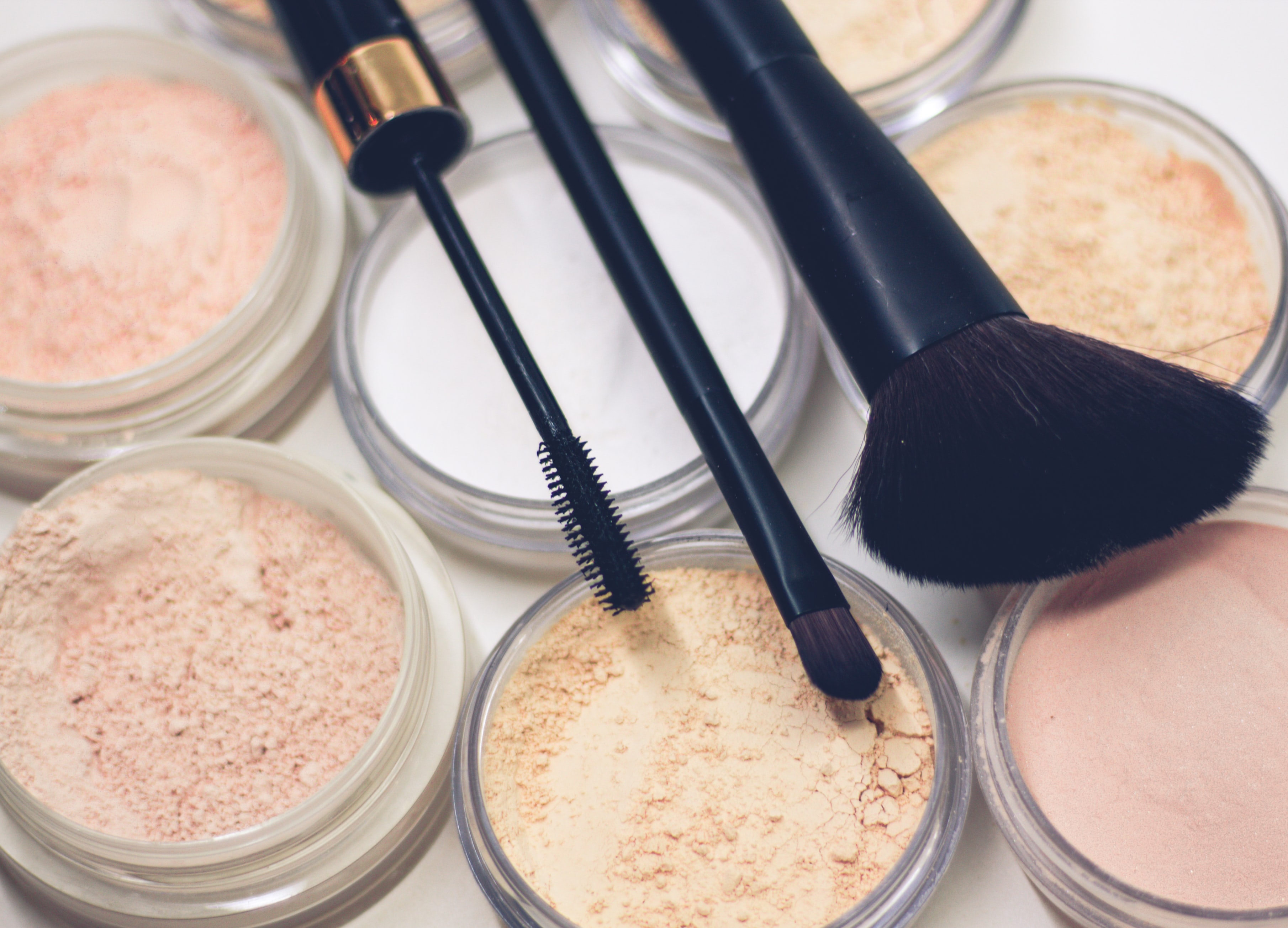 loose powder foundation and makeup brushes