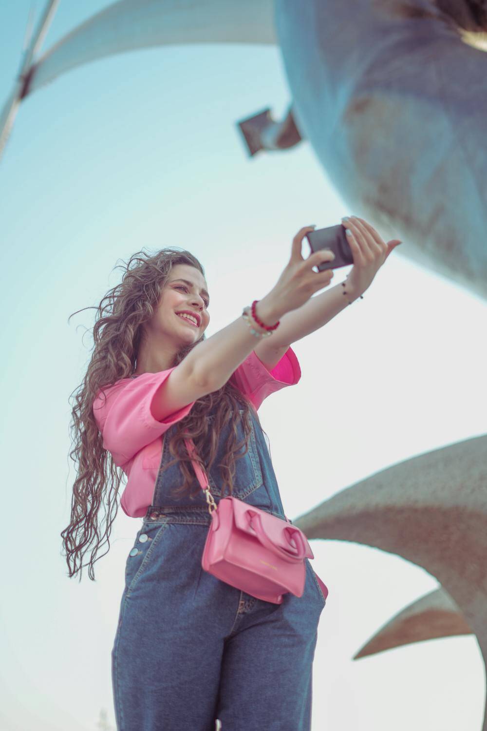 free-photo-of-woman-in-jean-dungarees-taking-selfie